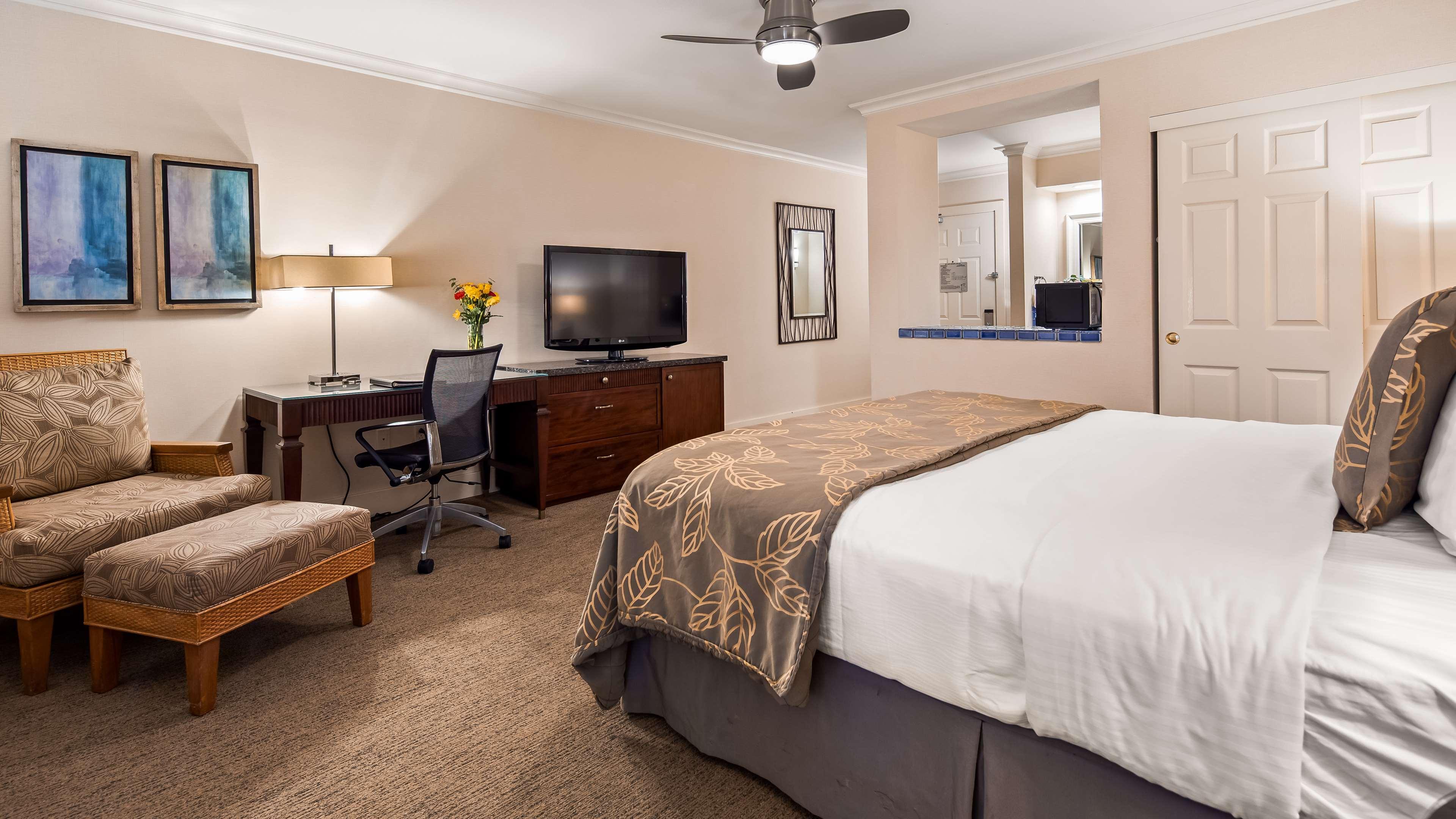 Deluxe King Room with Water View