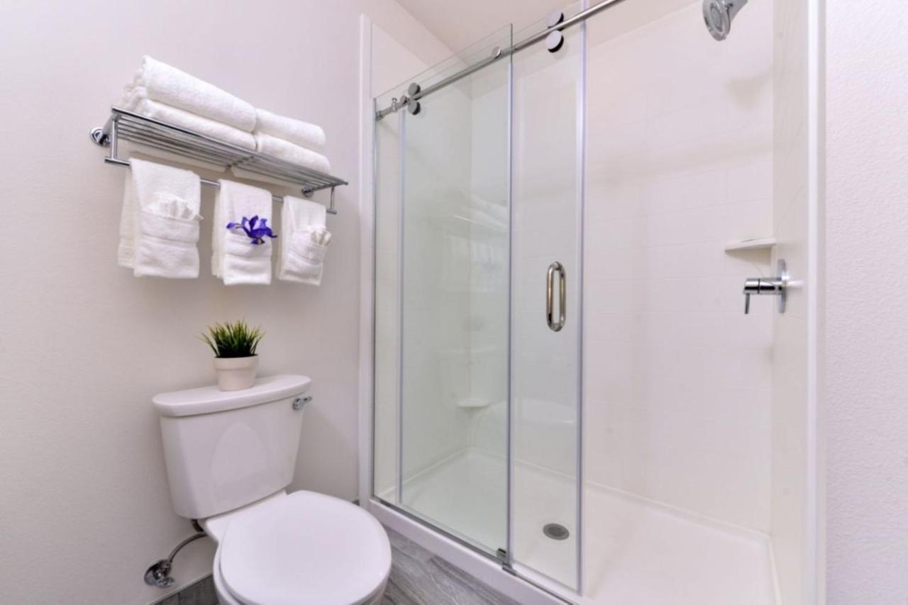 Standard King Room with Roll-in Shower - Mobility Accessible