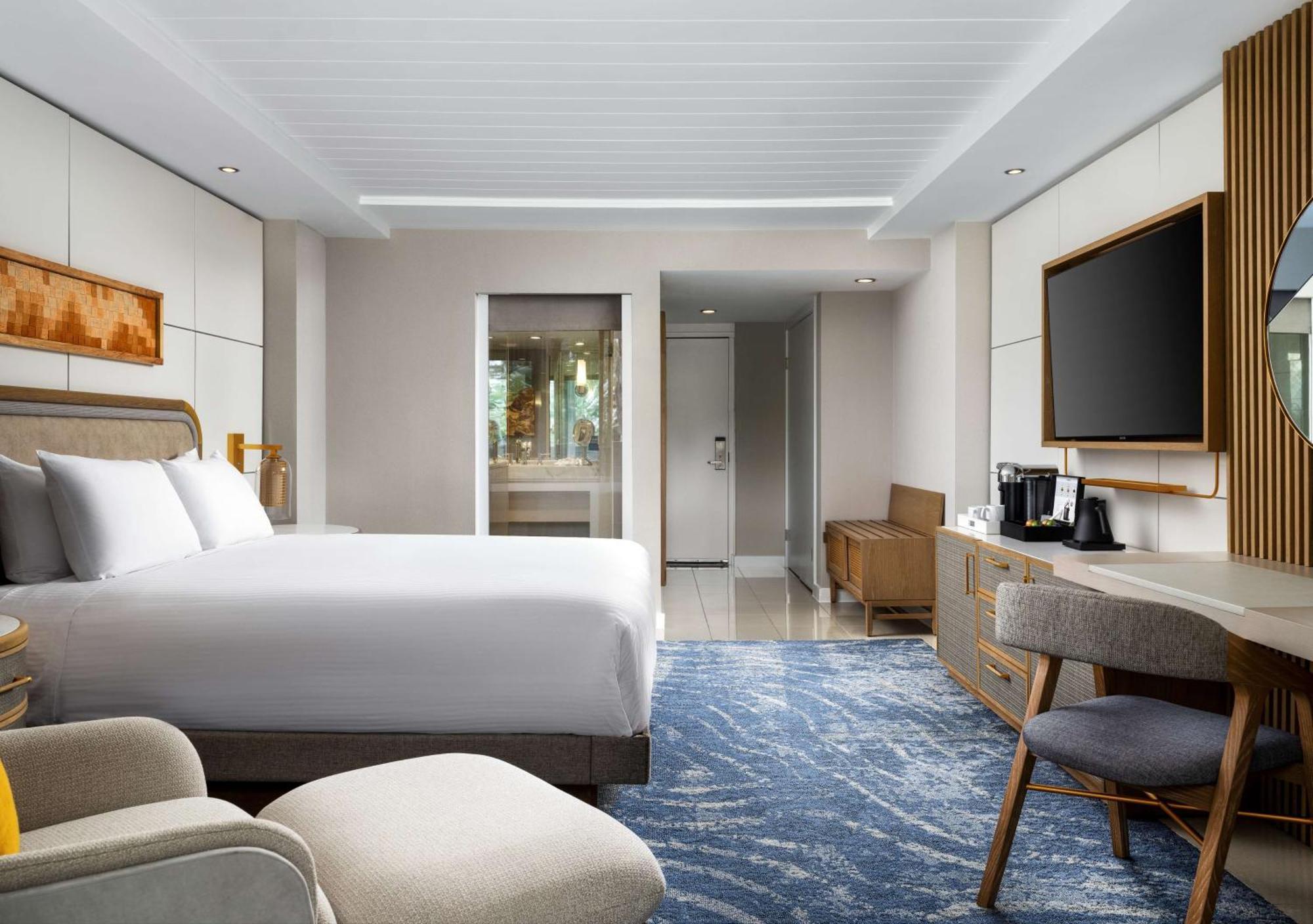Queen Room with Roll-In Shower - Disability Access
