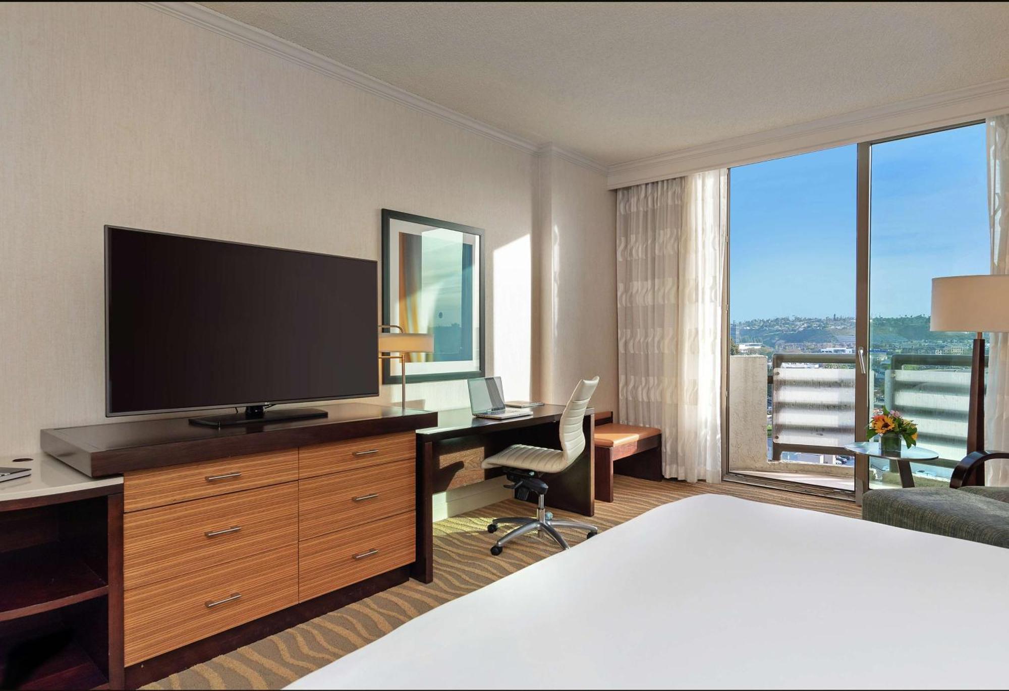 Deluxe King Room with Balcony - Top Floor
