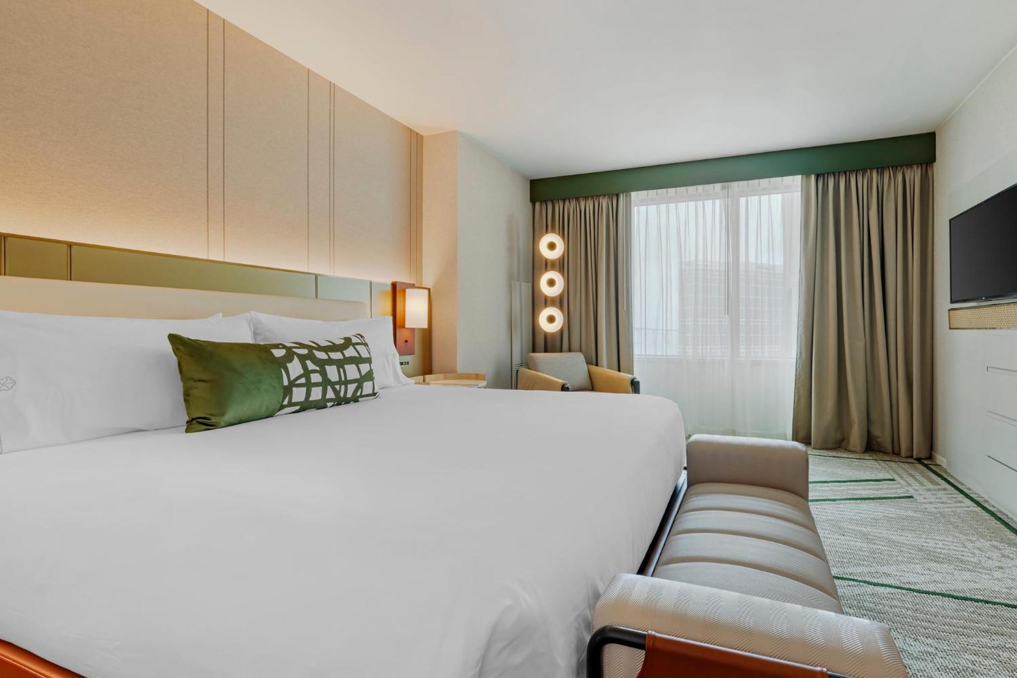 Spacious Executive Suite King Bed Pool View,1586853038:JPEG