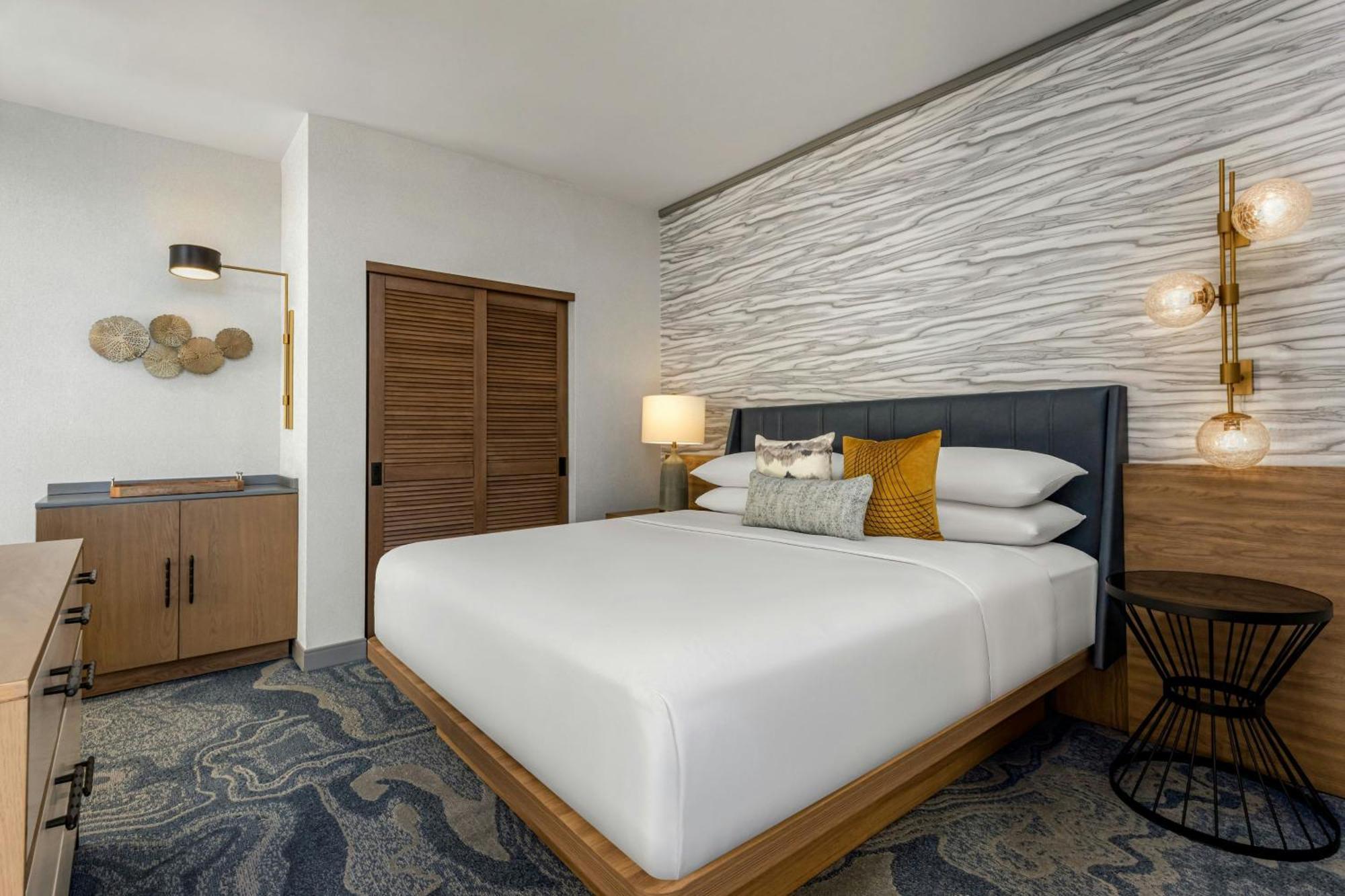 1 King Bed Marina Tower Pacific Suite,1643136232:JPEG