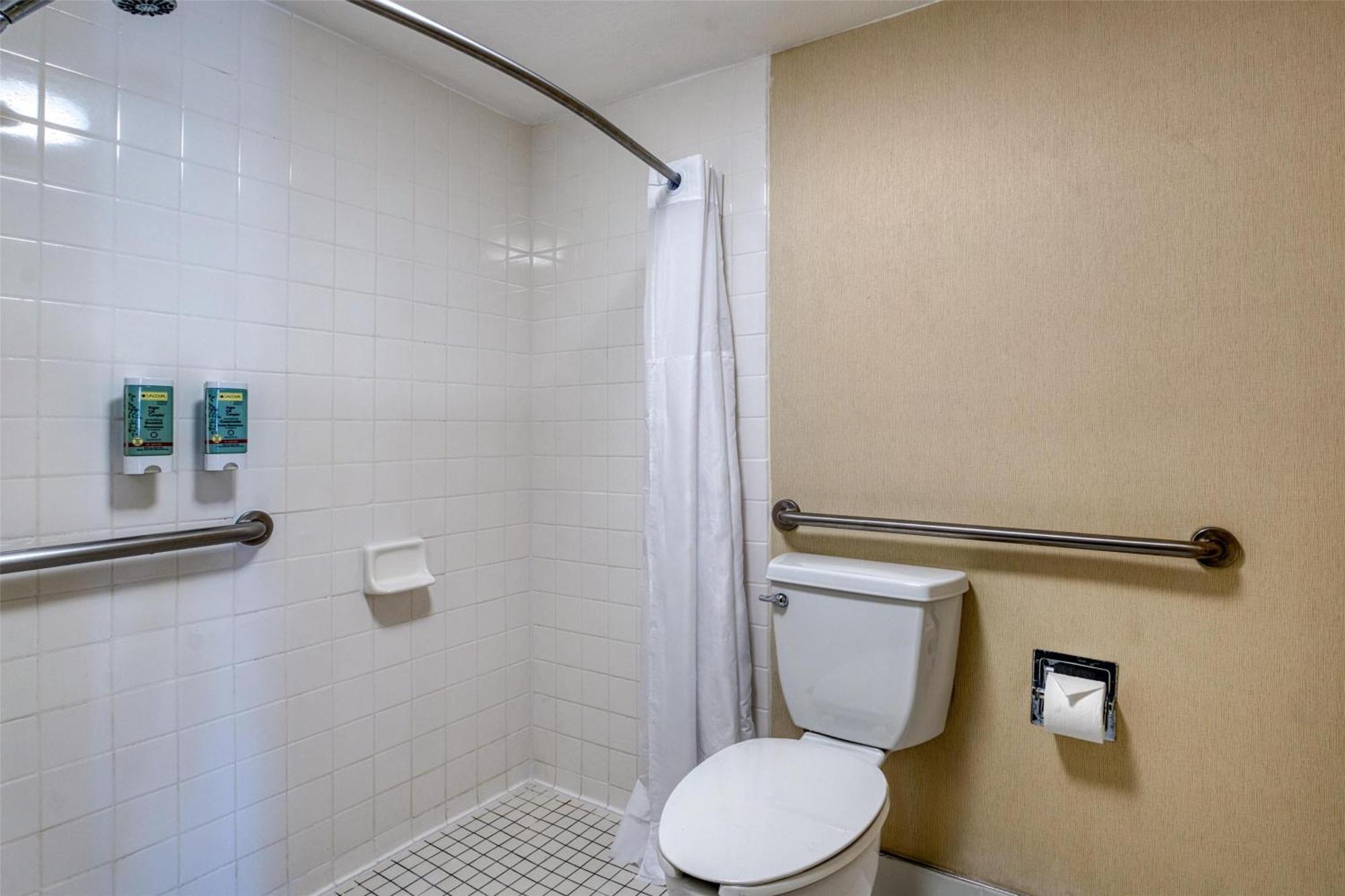 Queen Room Roll Shower Disability Access or Non-Smoking,1704896029:JPEG